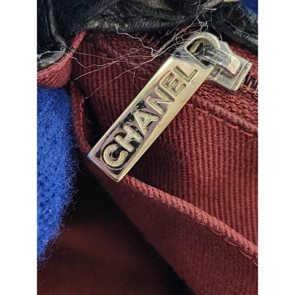 CHANEL Black Leather Shoulder Bag - Picture 13 of 16